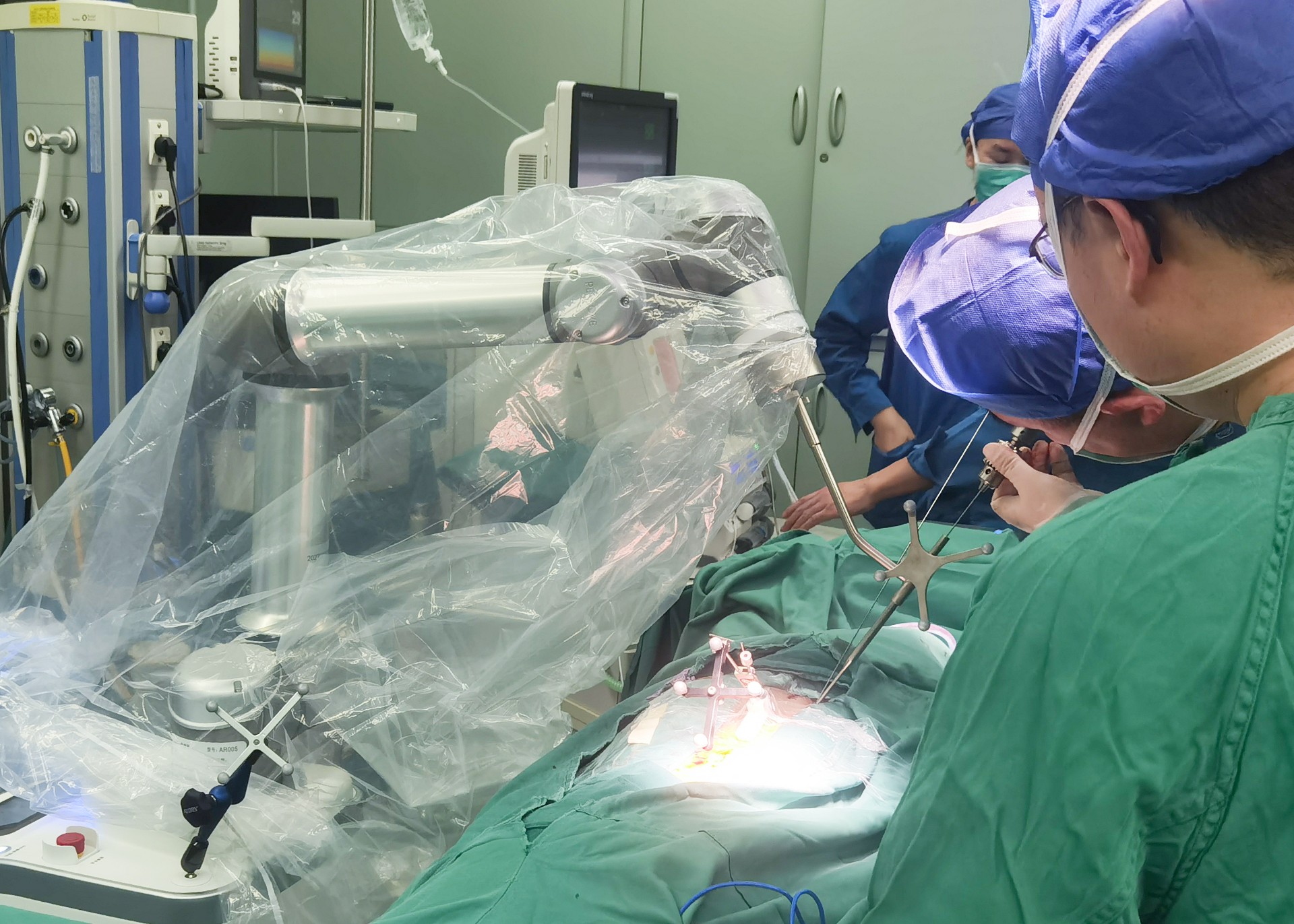 Surgical Robots Take the Stage in the “Battle to Protect the Spine”